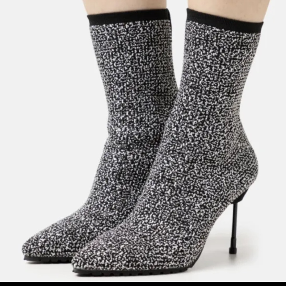 Womens KURT GEIGER  fabrics  pull on boots sz. 40